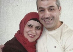 صورة تجمع الأسير عبد الكريم الريماوي بزوجته بعد 18 عاما من الفراق.